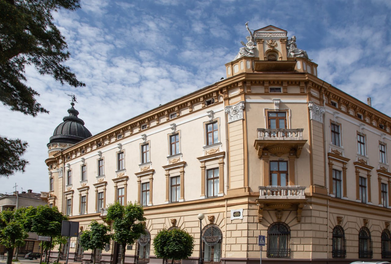 Національний музей народного мистецтва Гуцульщини та Покуття імені Й. Кобринського